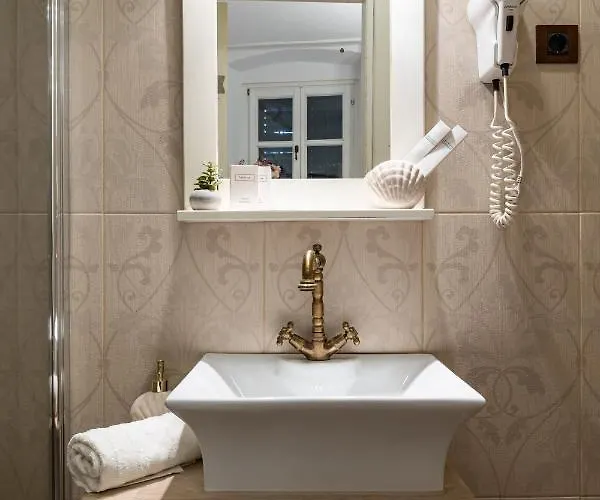 Music Hideout Old Town *